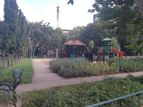 2 Bedroom Apartment near Heroes Square