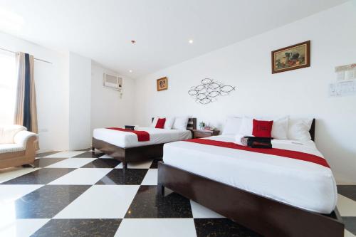 Mercedes Hotel by RedDoorz