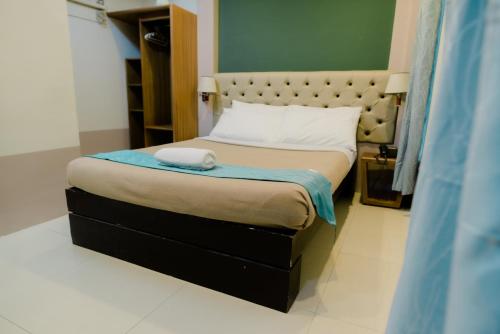 Ellis Arcade & Suites
