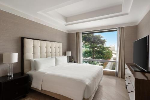 Shangri-La at the Fort Manila Serviced Residences