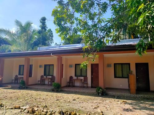 Two Season Tourist Inn