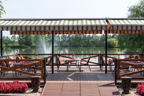 Hotel Bíbic, Tüskevár Panzió és Horgásztó