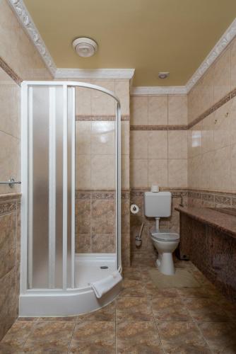 Hotel Bíbic, Tüskevár Panzió és Horgásztó