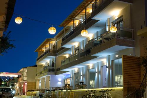 Grand TheoNi Hotel Suites & Spa