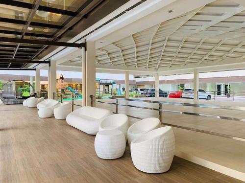 Bamboo Bay Condominium near UC Med & Chong Hua Hospital, CDU School, SM Mall, Ayala Mall and IT Park - studio condo unit