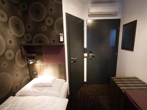Log In Rooms