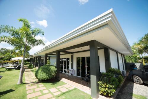 Alona Royal Palm Resort and Restaurant