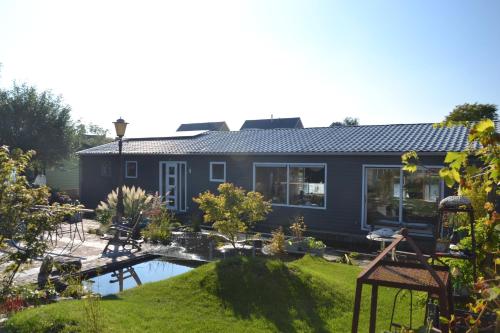 Morpheus Bed & Breakfast Houseboat