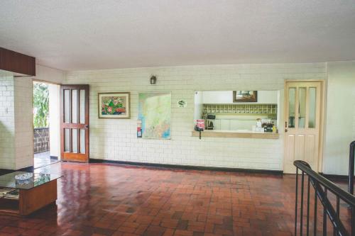 Broadway Court Apartelle