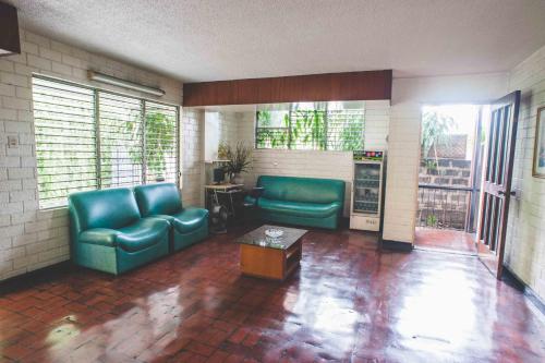 Broadway Court Apartelle