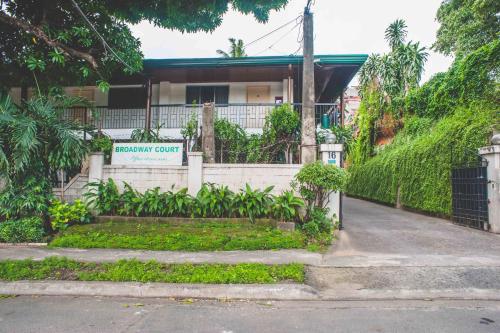 Broadway Court Apartelle