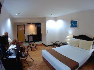 Golden Peak Hotel & Suites