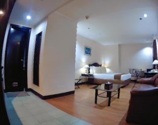 Golden Peak Hotel & Suites