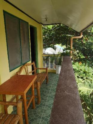 Guanna's Place Room And Resto Bar