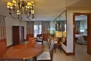Crown Regency Suites & Residences Mactan