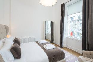 Edinburgh Castle Apartments And Suites