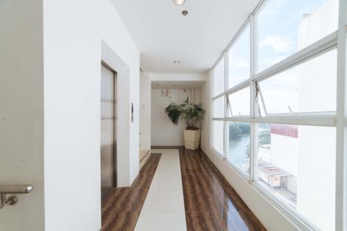 Mercedes Hotel by RedDoorz