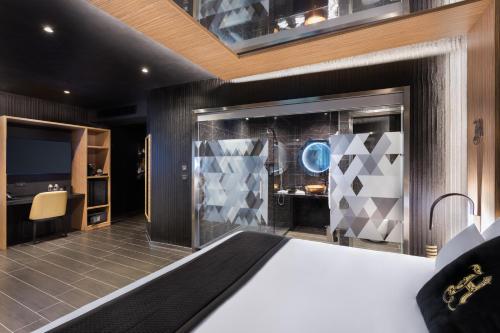 H Hotel