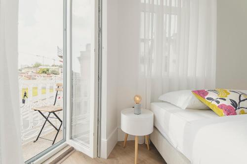 Vibrant Host - Heroismo's Metro