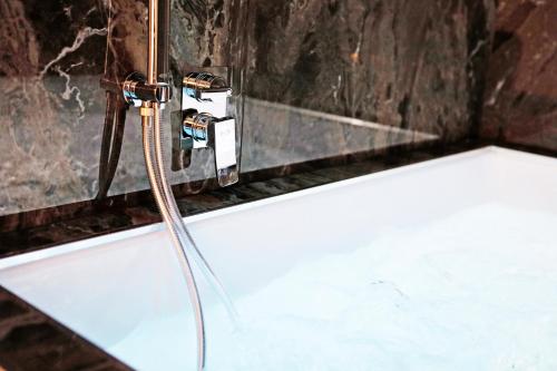 Hemi Luxury Suites