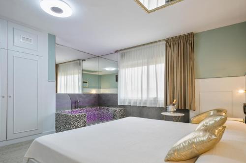 Hotel H