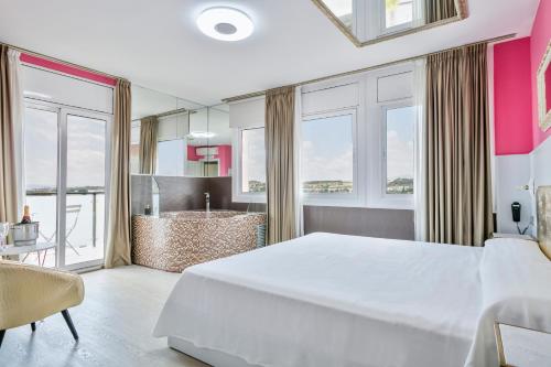Hotel H