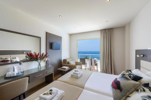Queen's Bay Hotel