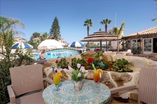 Antonis Apartments & Pool Bar