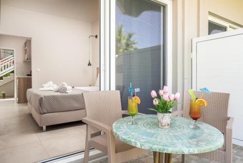 Antonis Apartments & Pool Bar