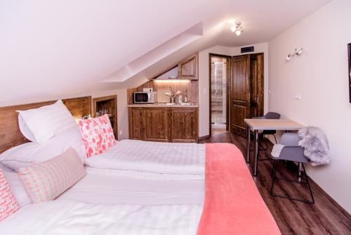 Harom A Kislany Vendeghaz I