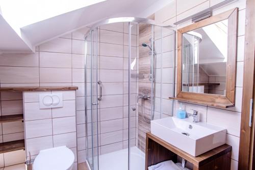 Harom A Kislany Vendeghaz I