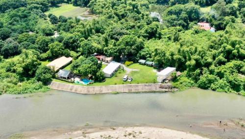 Monty's Riverside View Resort