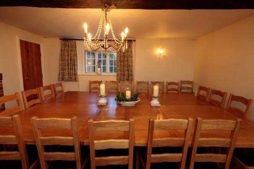 Knowlton Court Cottages