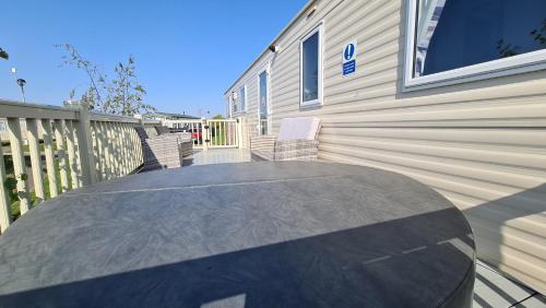 Luxury 8 berth Caravan with Hot Tub at Tattershall Lakes