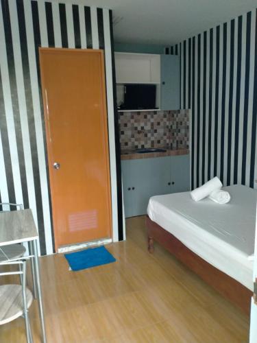 DJCI Apartelle Walk to Robinson & NE Pacific Mall 3 Min to SM Cabanatuan