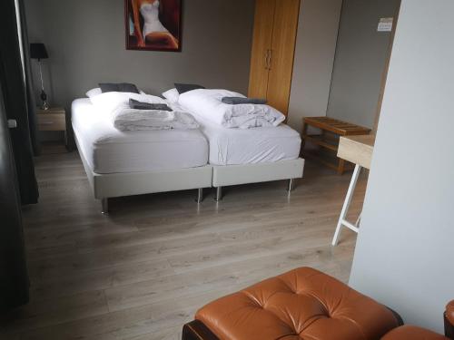 Town Square Apartments & Guesthouse