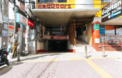 Sir William's Hotel by RedDoorz