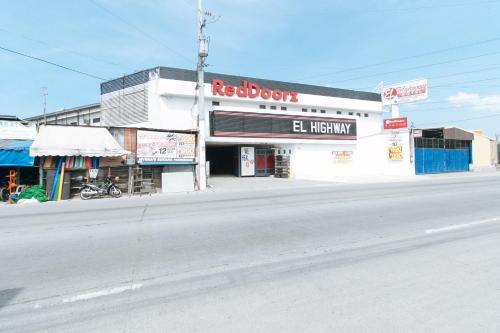 RedDoorz @ EL Runway Hotel Bulacan