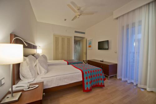 Lara Barut Collection