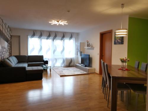 Gute Laune mit Terrasse und Garten zentral