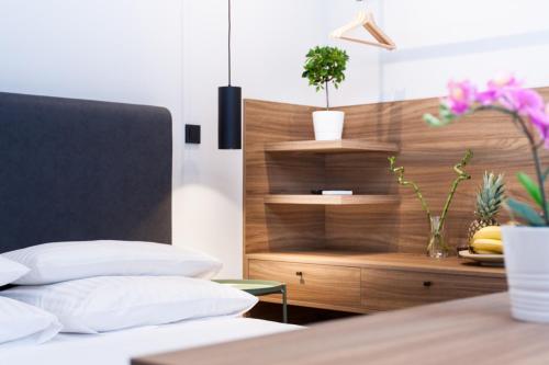 Rooms And Apartments Glossy