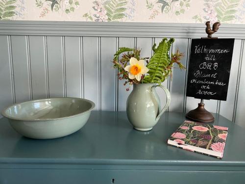 B&B Bland Ormbunkar Och Rosor