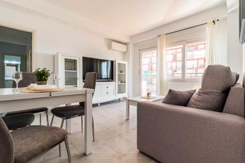 Tres dormitorios , vistas al mar , junto a la playa