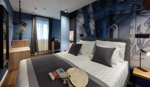 Camera Hotel