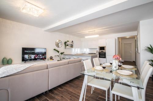 Electra Residence - Luxury Central Beachview Apartment