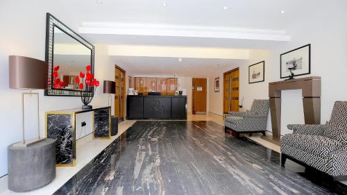 Roland House Apartments