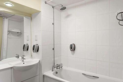 Days Inn by Wyndham Hamilton