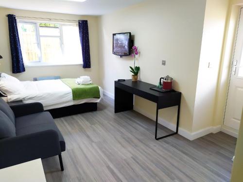 The Yew Studio - Self contained one bed studio flat with parking