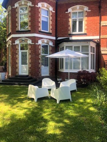 Green Corner Villa - Walls Hill - Cosy Luxury Apartment in Central Torquay with Free Parking & EV