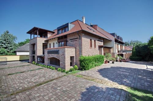 Várfürdö-Panzió Apartmanház